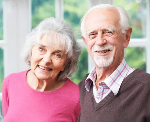 Uśmiechnięta para seniorów — podopieczni rodzin współpracujących z Carer24